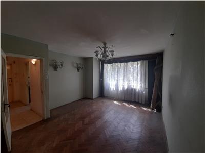 Vanzare apartament 3 camere, zona Sud (ID 702)