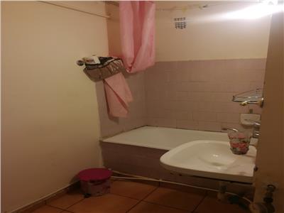 Garsoniera decomandata zona Eroilor
